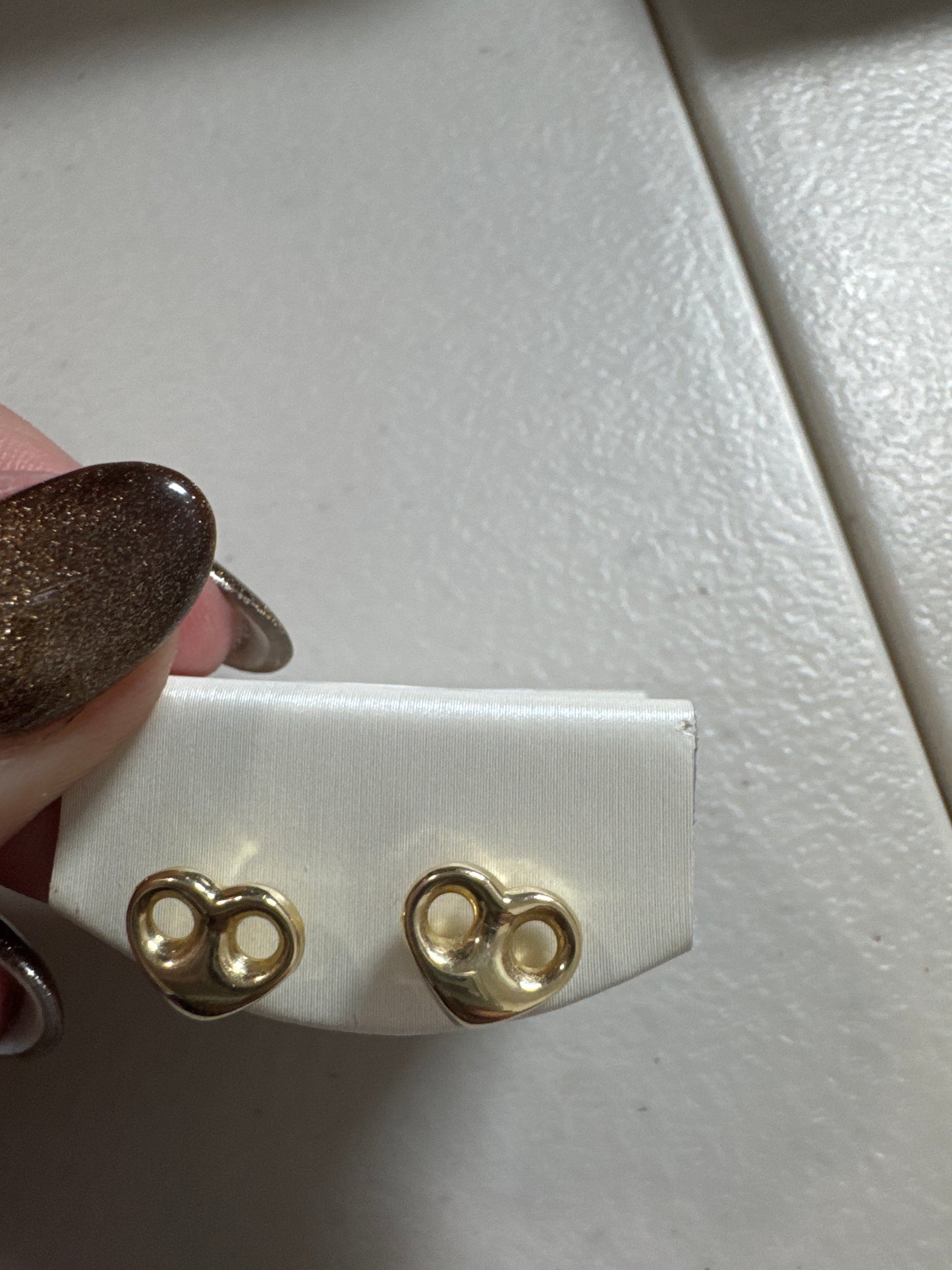 Alexandra Domínguez Aretes de corazón 14k