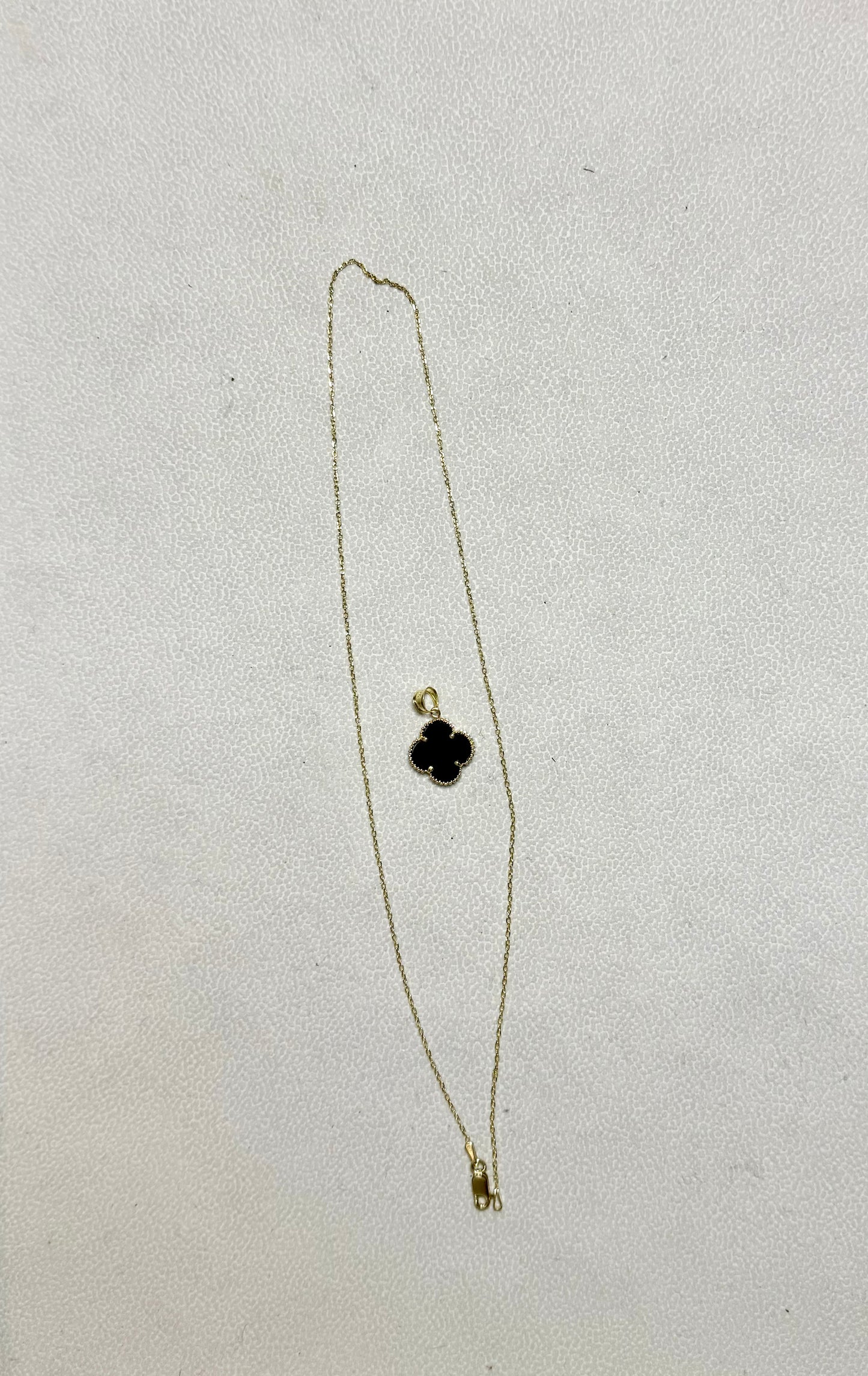 Cadena Clover black Yulianela Rey