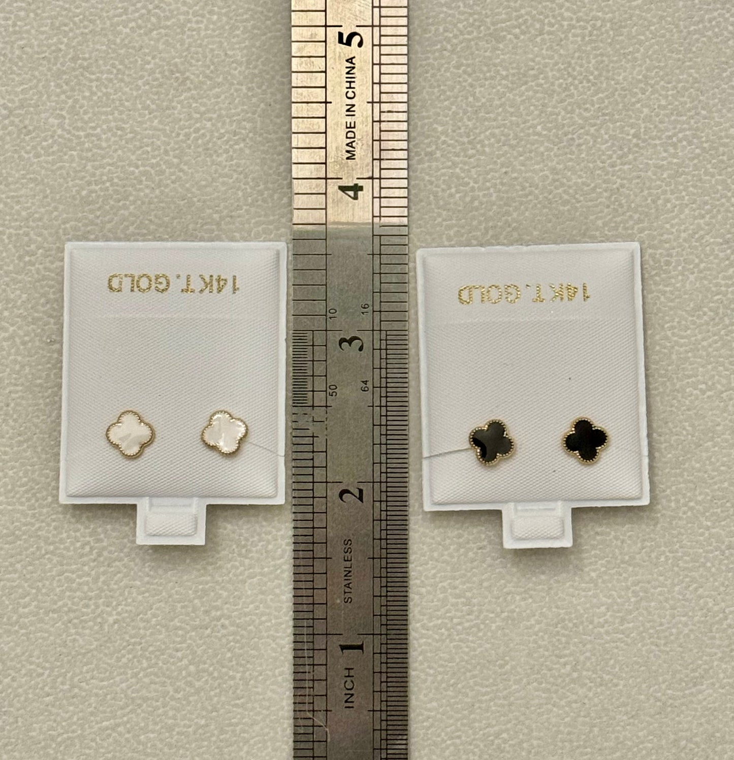 Aretes de flor blanco y negro Sandra