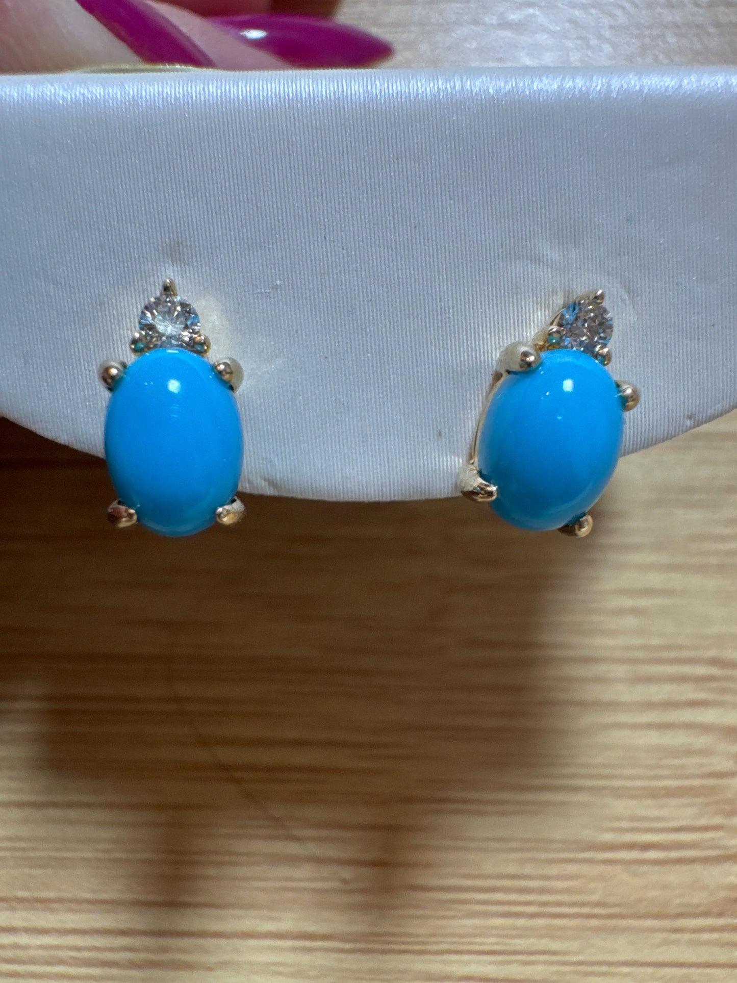 Yablenska Cribeiro aretes turquesa y diamantes en 10k